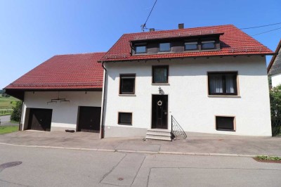 Geräumiges Einfamilienhaus mit vielfältigen Lagermöglichkeiten, 2 Garagen u. weitläufigem Grundstück