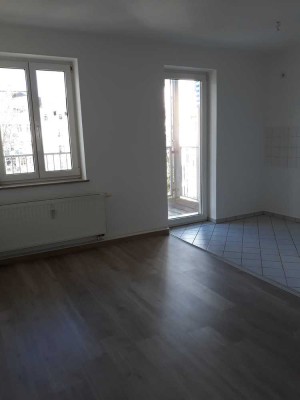 Frei ab 1.12.24 - 1. OG mit Balkon und neuem Laminat !!!