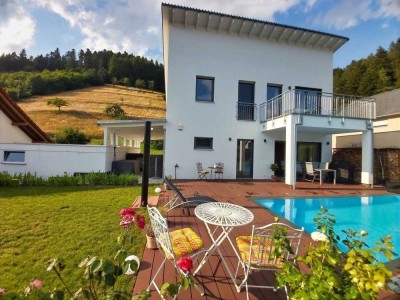 Wohnen wie im Urlaub - Modernes EFH mit Pool in idyllischer Lage