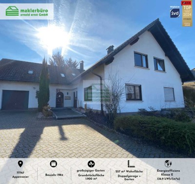 Zweifamilienhaus mit Doppelgaragen und großzügigem Garten in sehr guter Lage