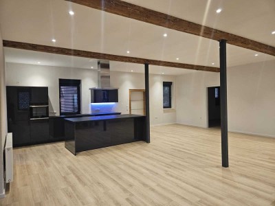 Exklusive Loft-Wohnung mit hochwertiger Inselküche Neubezug