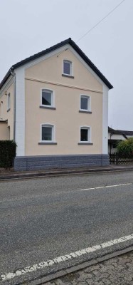 Kernsaniertes Einfamilienhaus mit großem Grundstück und idyllischem Garten