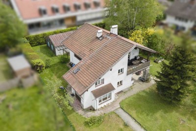 Seehausen: Großes, sonniges Grundstück mit älterem Mehrfamilienhaus