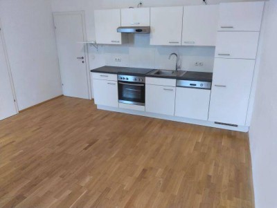 3 ZIMMER-Altbau, ruhiger Balkon 12m², Einbauküche, Bad mit Dusche, extra WC, Lift, WG-tauglich!