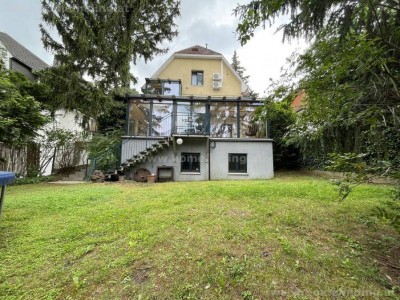 Einfamilienhaus mit schönem Garten nahe Mauer