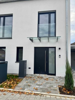 Jetzt einziehen: Neubau-Doppelhaushälfte mit Garten in Geisenfeld & Energieeffizienzklasse A+