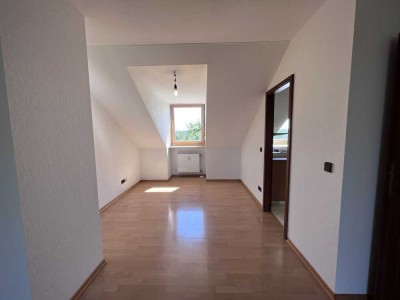 Stilvolle 2 ZKB Dachgeschosswohnung mit überdachter Westloggia - zur Miete!