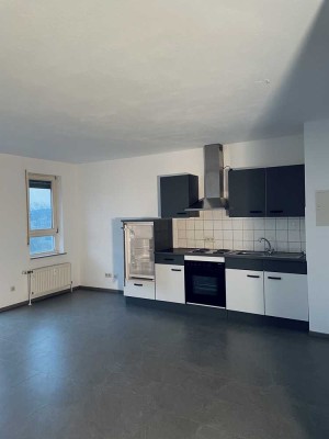Stilvolle, gepflegte 1-Zimmer-Wohnung mit Balkon und EBK in Metzingen.
