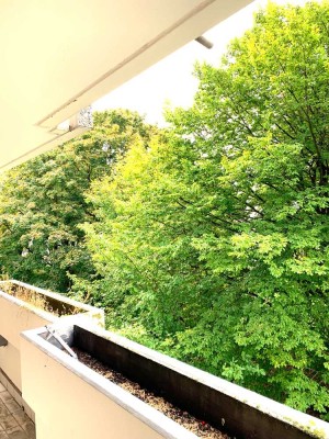 Neuwertige 3-Zimmer Wohnung mit Balkon im 2. OG in München Allach