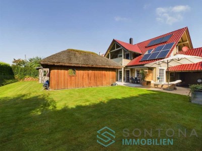 **EXKLUSIV und AUSSERGEWÖHNLICH** Modernes Rundholzhaus mit großem Außenpool, BBQ Bereich und Sauna