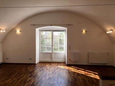 Hochwertig ausgestattete Gewölbewohnung mit sonniger Terrasse
