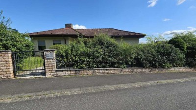 Ein- oder Zweifamilienhaus im Bungalow-Stil – Mit traumhaftem Garten