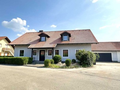 Exklusive Erdgeschosswohnung m. Eigenheim Charakter, großem Garten, Terrasse u. Garage - in Oberding