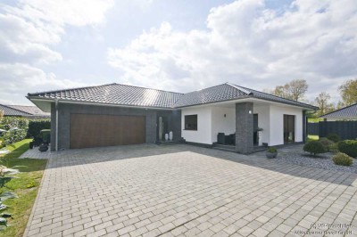 Neuwertiger Bungalow in KfW 55-Bauweise mit zwei Terrassen und Doppelgarage in Ahlhorn