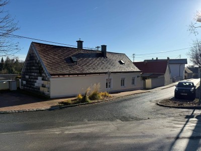 Renovierungsbedürftiges Einfamilienhaus mit Nebengebäude und Baugrund