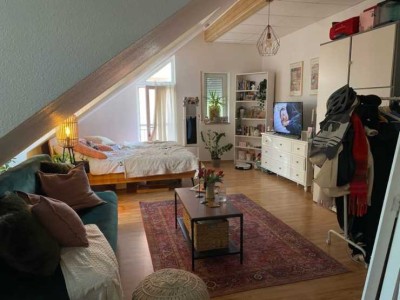 Helle 1-Zimmer-Dachgeschosswohnung mit Einbauküche in Weimar