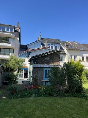 TOP-Lage Kessenich !
Familienfreundliches, modernisiertes zweiseitig angebautes EFH mit Sonnengarte