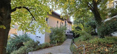 Moderne 3 Zimmer-Wohnung mit Balkon, Terrasse und großem, eingefasstem Gartenanteil!