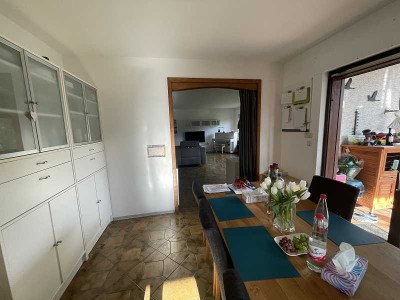 Charmante Hochparterre-Wohnung mit vier Zimmern sowie Garten,  EBK und Garage in Neu-Anspach
