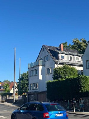 Charmantes 3-Parteien-Haus mit einem kleinen Garten, einer Werkstatt  und vielen Parkplätzen