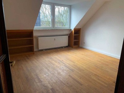 63 m² Dachgeschosswohnung mit 3 Zimmern u. kleiner Küche