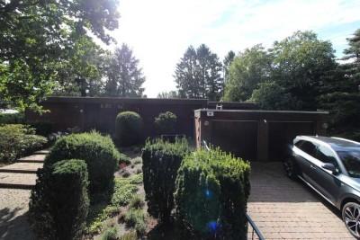 Individueller Flachdach-Bungalow mit Doppelgarage & Parkähnlichem Grundstück in Schiffdorf-Sellstedt