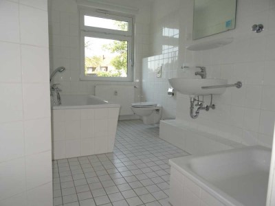 Attraktive 3-Zimmer-Wohnung inklusive Wohnküche, Bad mit Wanne u. Dusche, Balkon und Garten