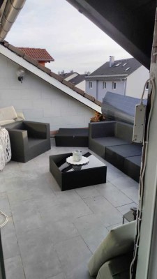 Helle 3,5-Zimmer-Dachgeschosswohnung mit großer Dachterrasse zu vermieten