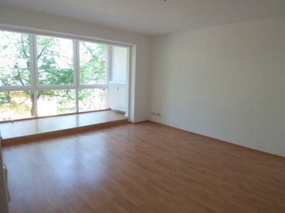 ruhige und helle 2-Zimmer-Whg. mit Balkon und Loggia im Grünen!!(EBK gegen geringe Ablöse)