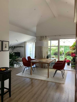 Dachgeschoss-Wohnung mit großer Logia + Alpenpanorama: stilvolle, zentrale 2-Zimmer-Wohnung Übersee