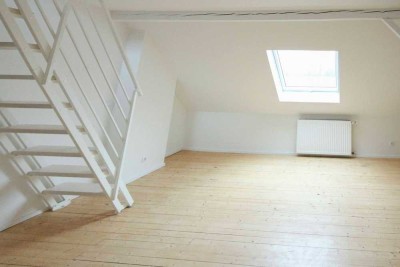 Leben in Rheinnähe - Großzügige und helle Dachgeschosswohnung in Duisburg- Laar