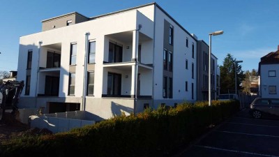 Geschmackvolle, neuwertige 2-Raum-Penthouse-Wohnung mit geh. Innenausstattung mit Balkon und EBK