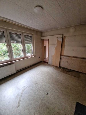 Sanierungsbedürftiges Einfamilienhaus mit Wintergarten, Garten, Garage