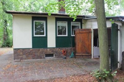 Dauerwohnsitz: idyllisch gelegener Bungalow mit Pool und Garage, mitten im Wald...