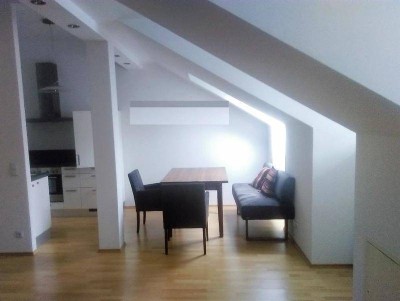 Top-möbliertes DG-Apartment in U6 Nähe