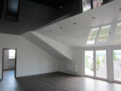 Lichtdurchflutete moderne 3-Zimmer-Wohnung mit einer großenTerrasse, EBK und Klimaanlage.