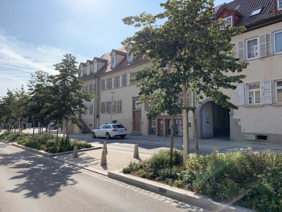 Historisch-stilvolle 2,5-Zi-Wohnung mit Terrasse, TG & Innenhof – Wohnen im Herzen der Stadt