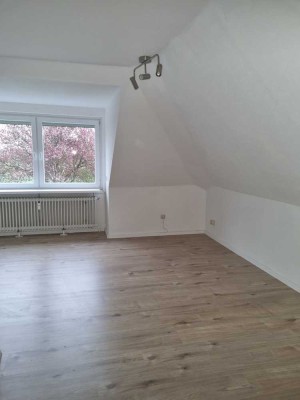 Helle 2-Zimmer-Dachgeschosswohnung - bitte erst richtig lesen!