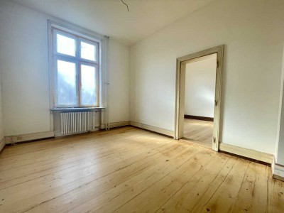 ** CHARMANTE NEU SANIERTE ALTBAU ETAGE MIT HOLZBODEN UND HOHEN DECKEN **