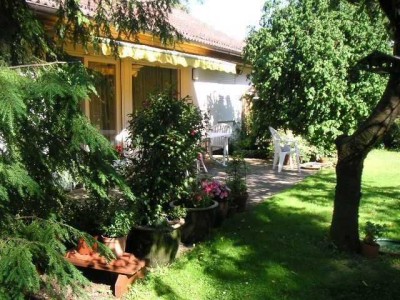 ** Bungalow auf Traumanwesen mit  alt eingewachsenem großen Garten ca.755 m²  zum Selbstbezug **