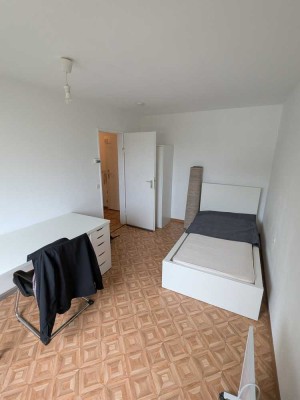 Geräumiges Zimmer in 2er WG im schönen Sindelfingen
