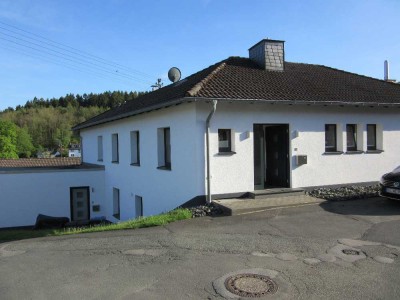 Ab 01.06.2025: Siegen- Achenbach, helle zwei Zimmer Wohnung in ruhiger Lage, 2012 saniert!