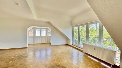 Stilvolle Dachgeschoss-Maisonette-Wohnung mit Sonnenbalkon in 6-Familienhaus