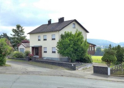 Zweifamilienhaus in Traumlage - vielseitig nutzbares Grundstück