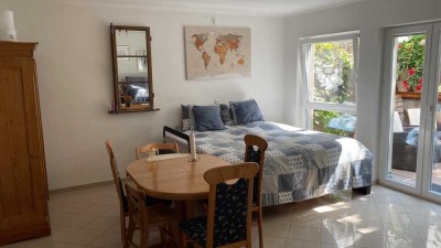 Geschmackvolle, vollst. renovierte 2-Raum-Souterrain-Wohnung mit geh. Innenausstattung mit EBK