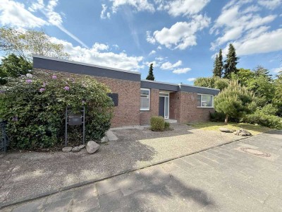 Neuss-Selikum: Moderner Bungalow mit Kamin, 3 Bädern, tollem Garten, 2 Garagen u. 113 m² Nutzfläche