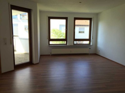 Für Singles: Helle ruhige 2-Zi. Whg. mit Balkon in U-Bahnnähe