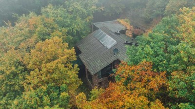 Repräsentatives Wohnhaus mit 7 Zimmern, 4 Bädern und Gäste-WC in idyllischer Waldrandlage