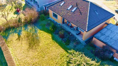 Einfamilienhaus mit Einliegerwohnung, zwei Garagen und großem Grundstück