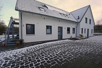 Freistehendes Wohnhaus mit 3 Wohneinheiten und riesigem Grundstück